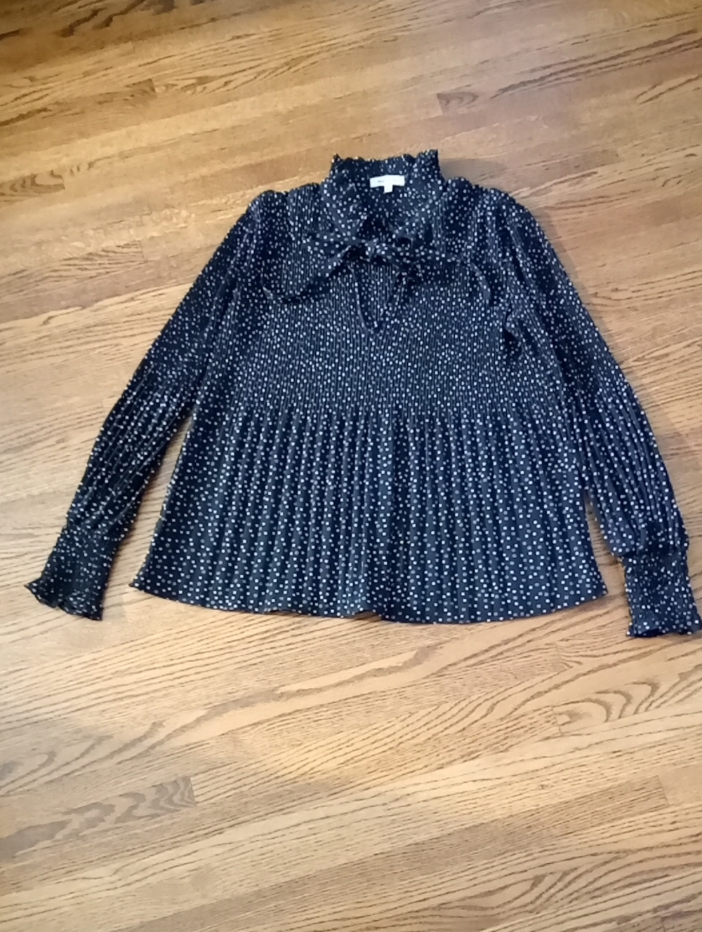 Max Studio Black/White Top Size Medium PTP 21" Pleated